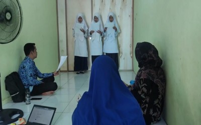 Guru Bahasa MTsN 7 HST Berikan Coaching MC Perpisahan Kelas 9